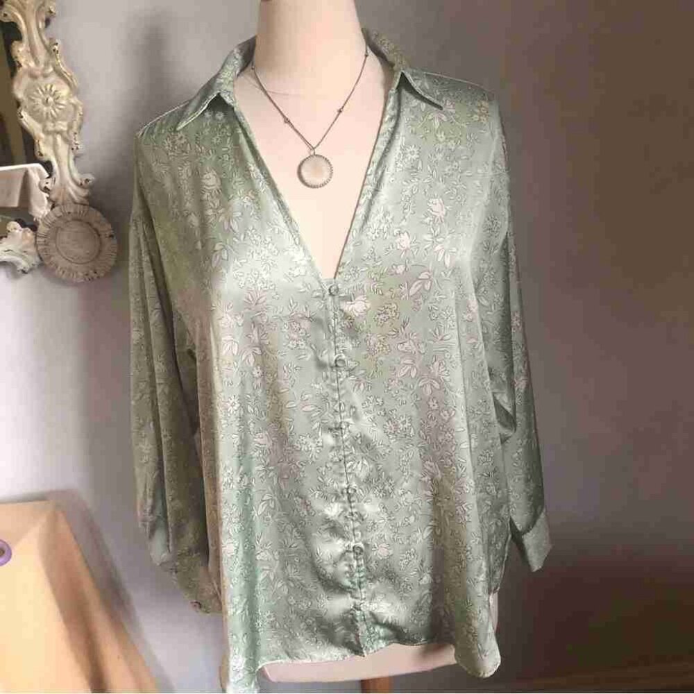 mint Green w/White Florals outlined n black button down long sleeves SizeM